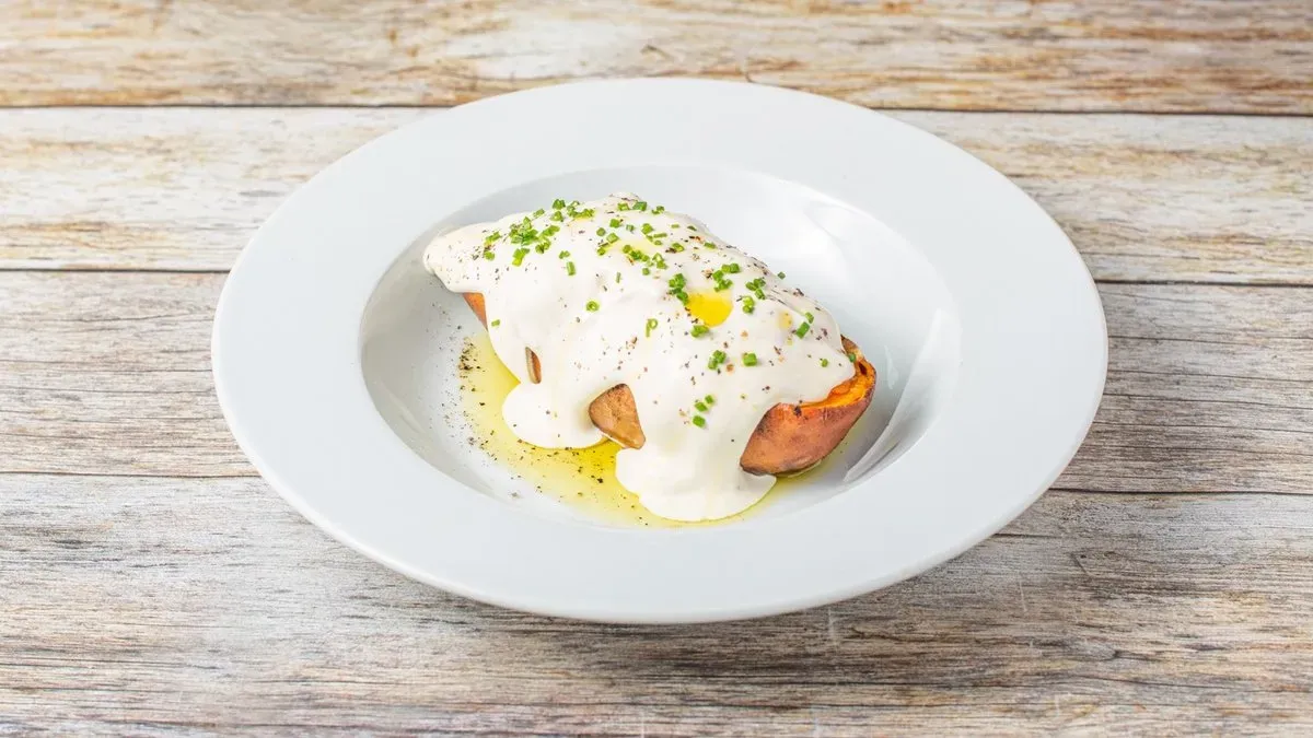 Édesburgonya (egészben sült), szarvasgombás créme fraiche