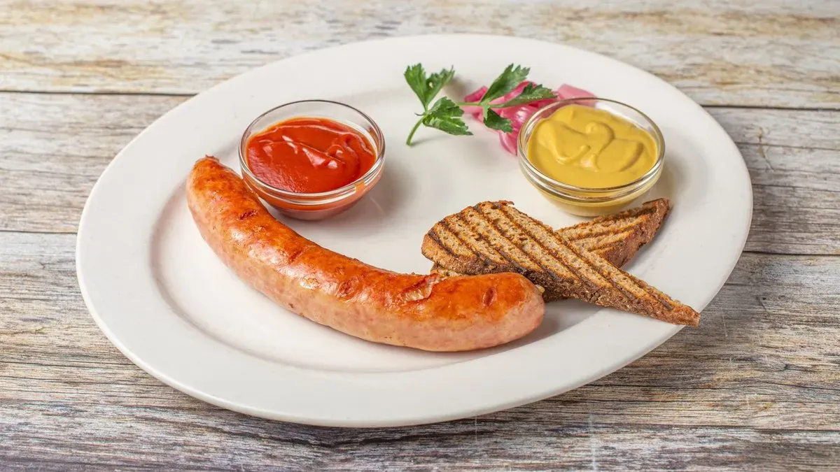 Krakauer sült kolbász (1db) mustár, ketchup, barnakenyér