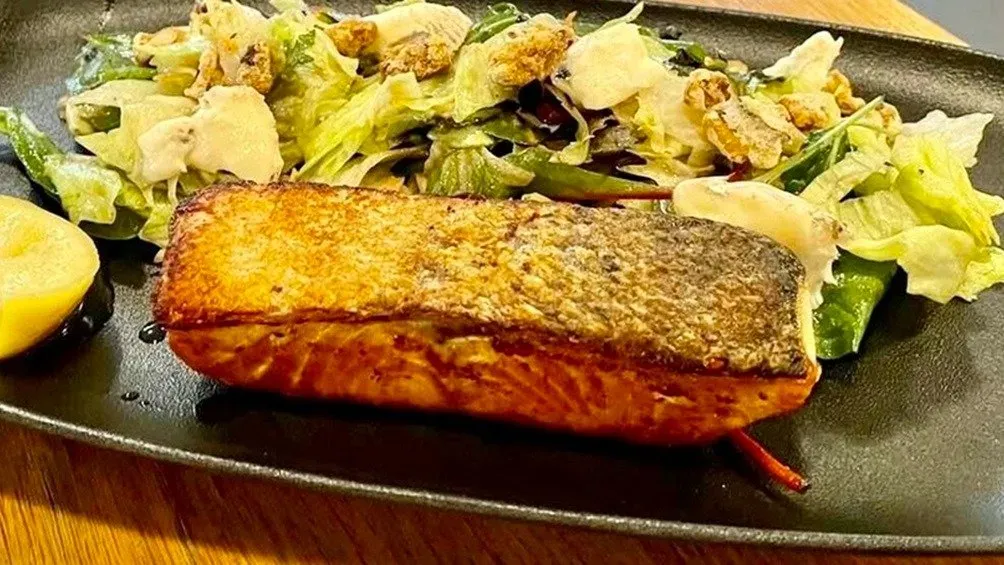 Lazac steak roston sütve grillezett zöldséggel citrus mártással