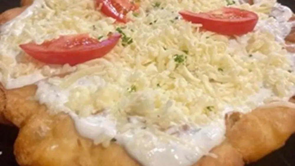 Lángos sajtos,tejfölös,fokhagyma