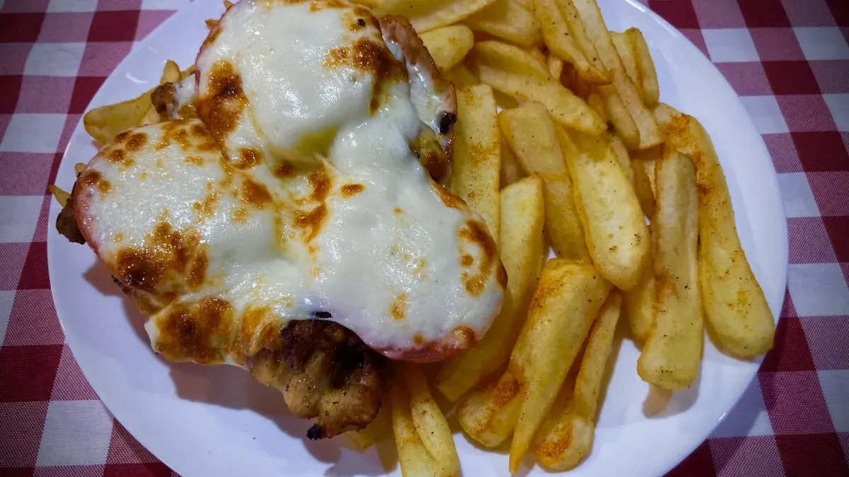 Mozzarellás csirkemell, paradicsom karika. sültburgonya