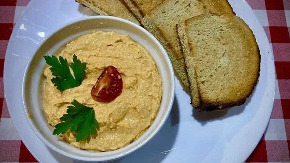 Körözött pirított kenyérrel