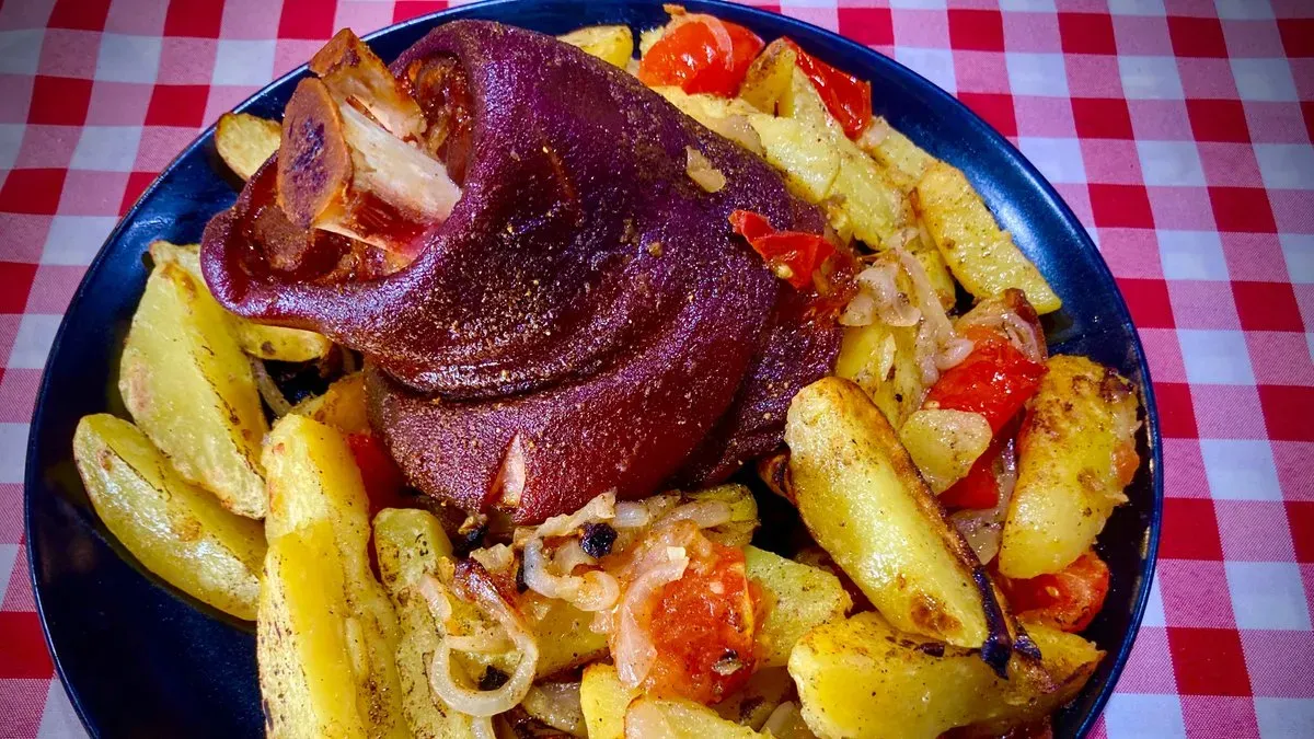 "A ház specialitása" sült sertéscsülök tepsis burgonyával