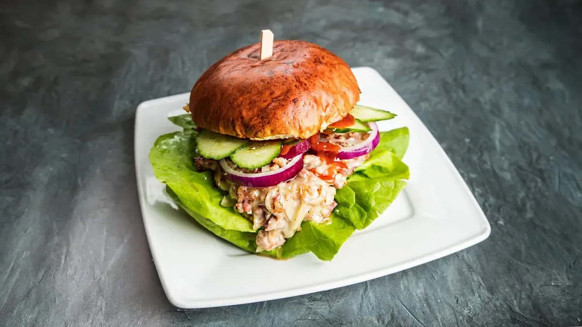 Extra sörházi burger, fűszeres steak burgonyával