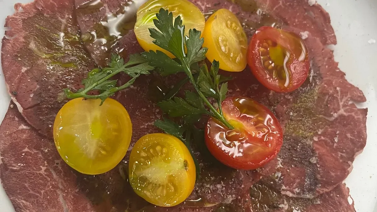 Füstölt bélszín carpaccio, kevert zöldsaláta