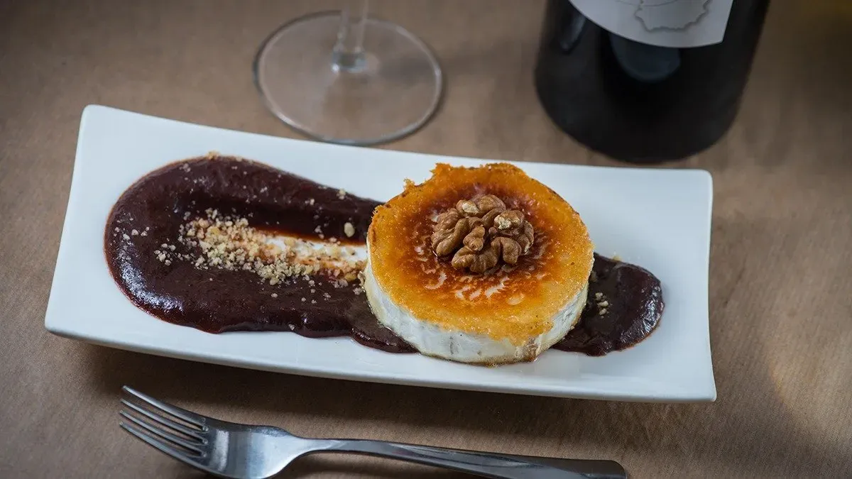 Queso de oveja tostado  con crema de ciruelas y nuez