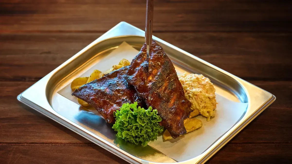 BBQ Ribs hasábburgonyával, coleslaw salátával