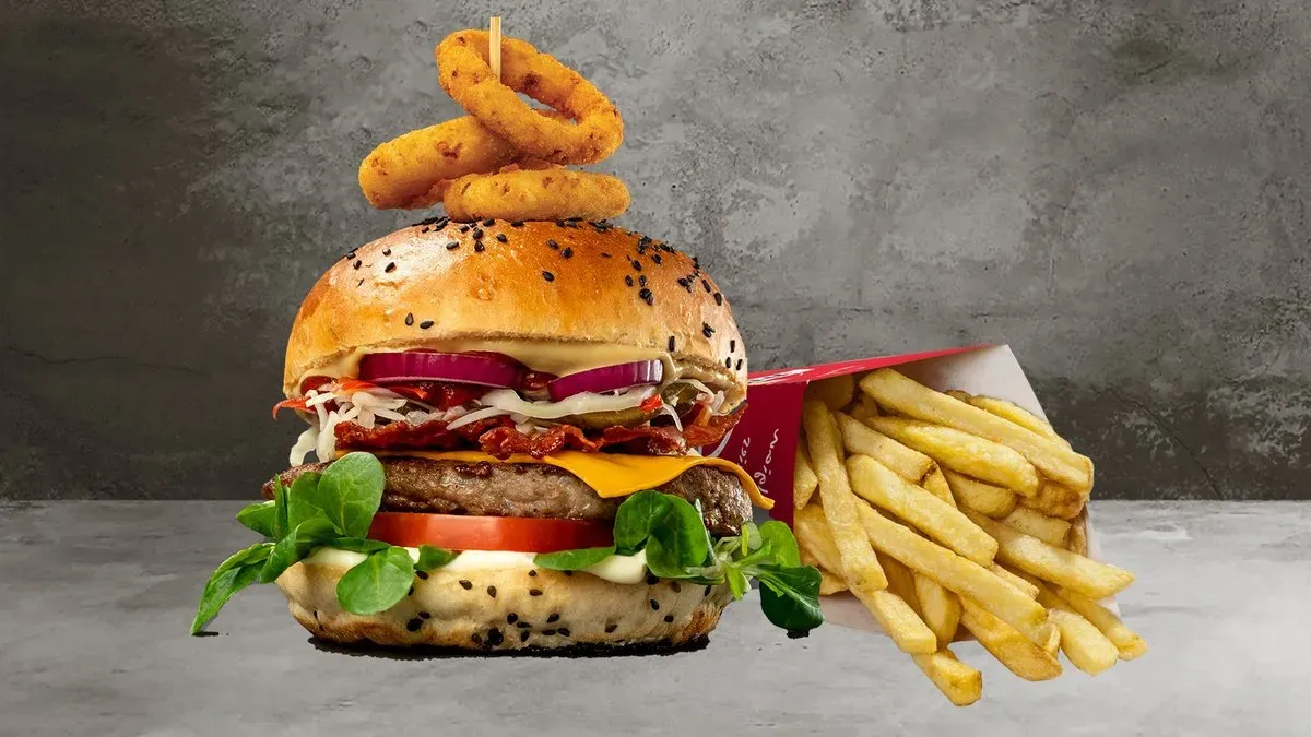 Magyaros burger választható krumplival