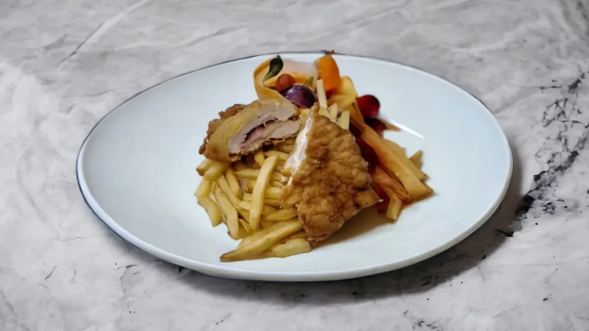 Baconnal és sajttal töltött borjúszelet rántva, hasábburgonyával