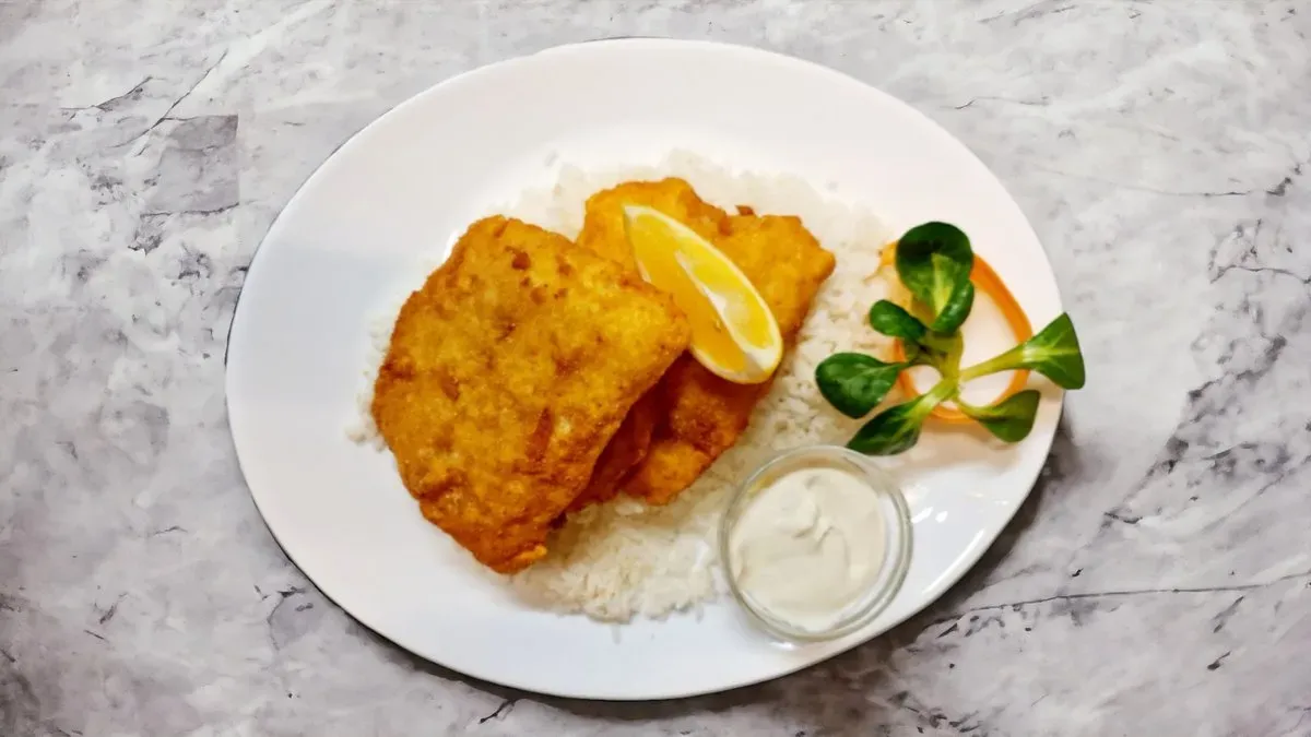 Alaszkai tőkehalfilé rántva, rizs, tartár