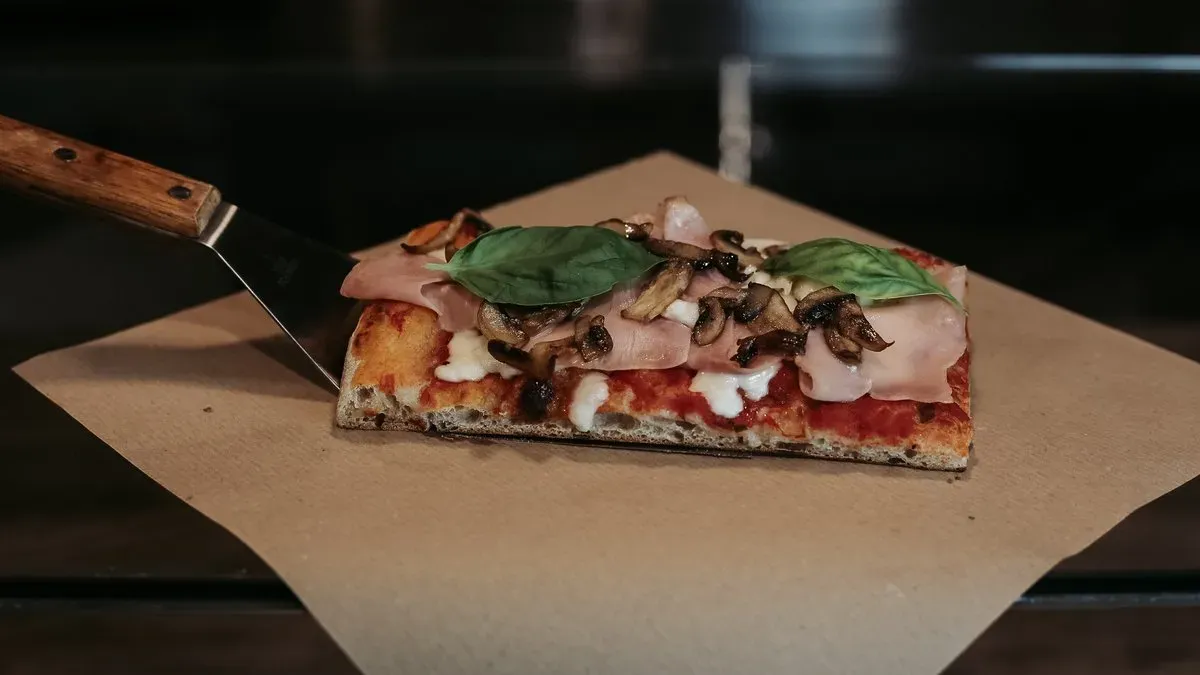 Prosciutto e Funghi pizzaszelet