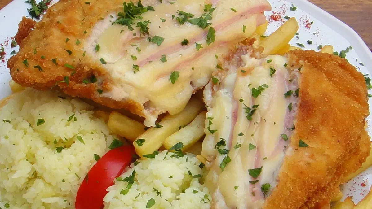 Sertés Cordon Bleu, vegyes körettel (XXL) 28-30 dkg hússal