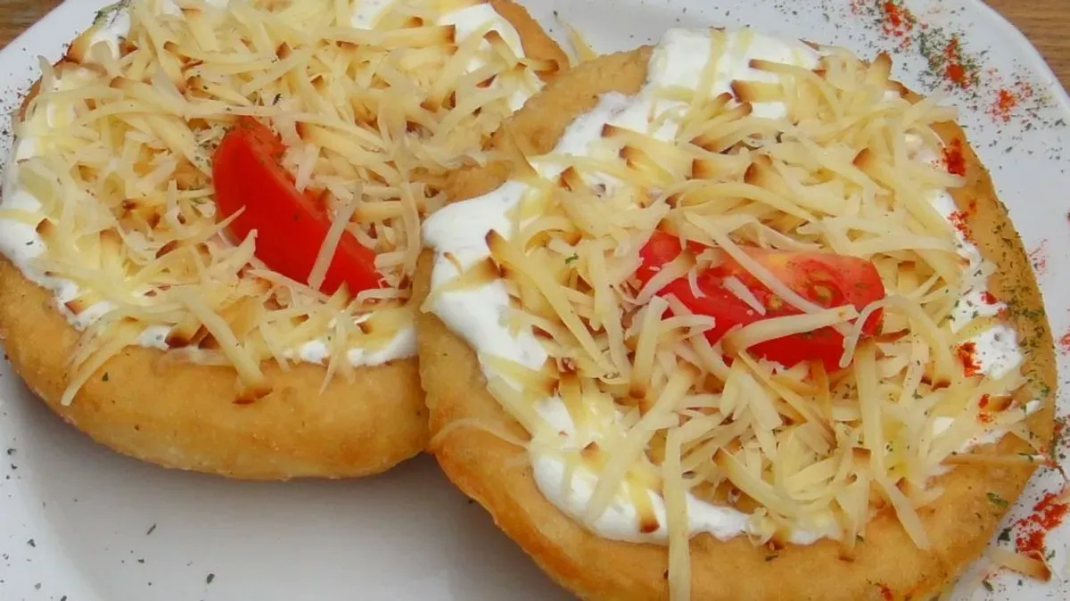 Tejfölös-sajtos lángos (XXL)