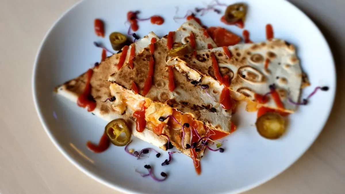 Quesadilla - csípős csirkés + salsa szósz