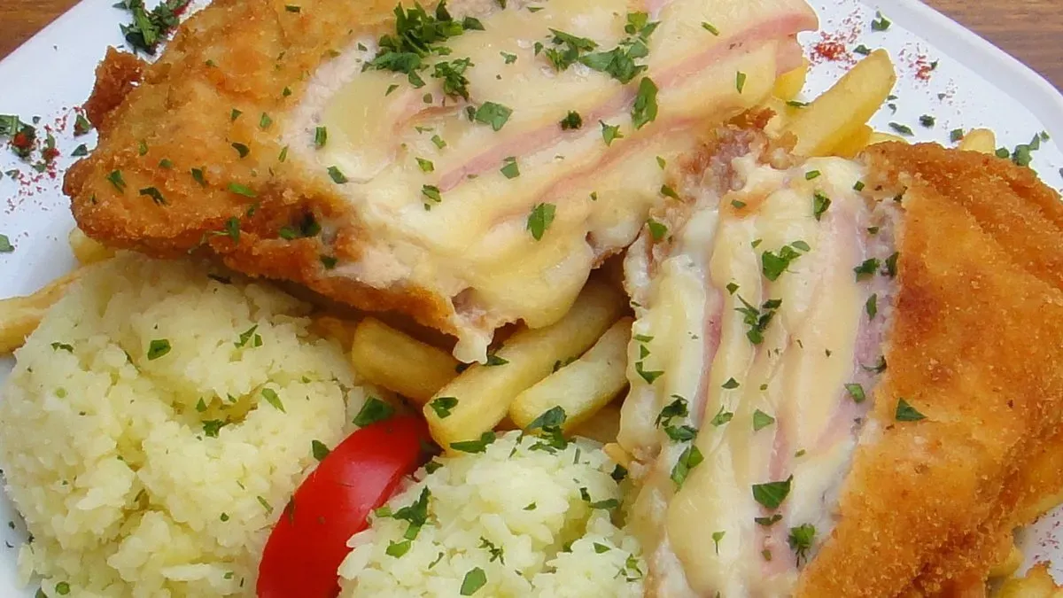Sertés Cordon Bleu, vegyes körettel (normál) 20-22 dkg hússal