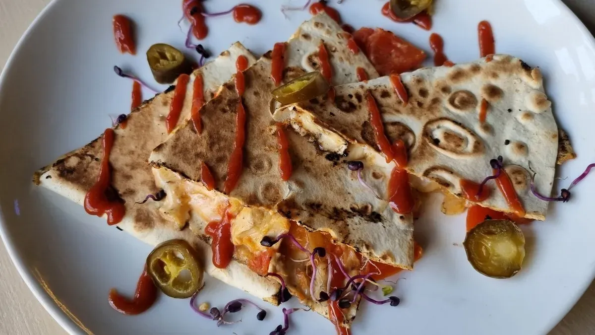 Quesadilla-tejszínes csirkés+salsa szósz