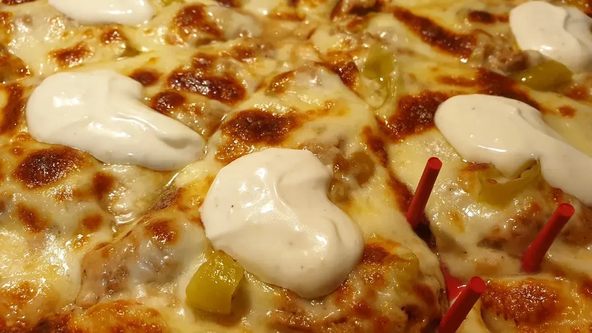 Fokhagymás tejfölös pizza