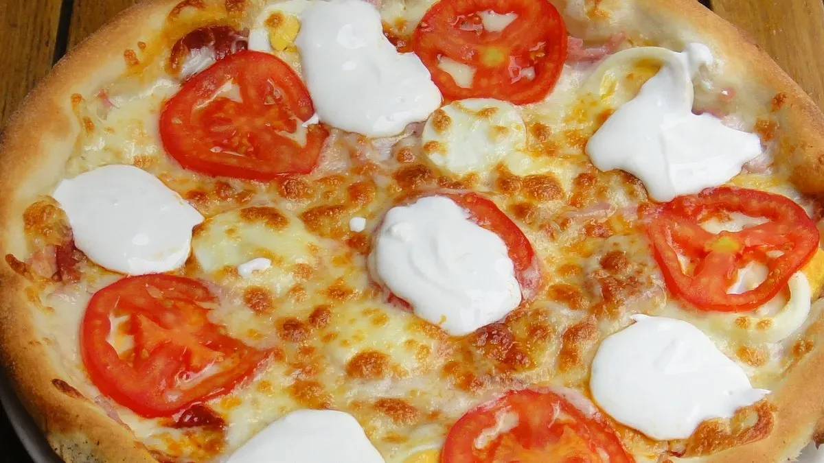 Tejfölös pizza