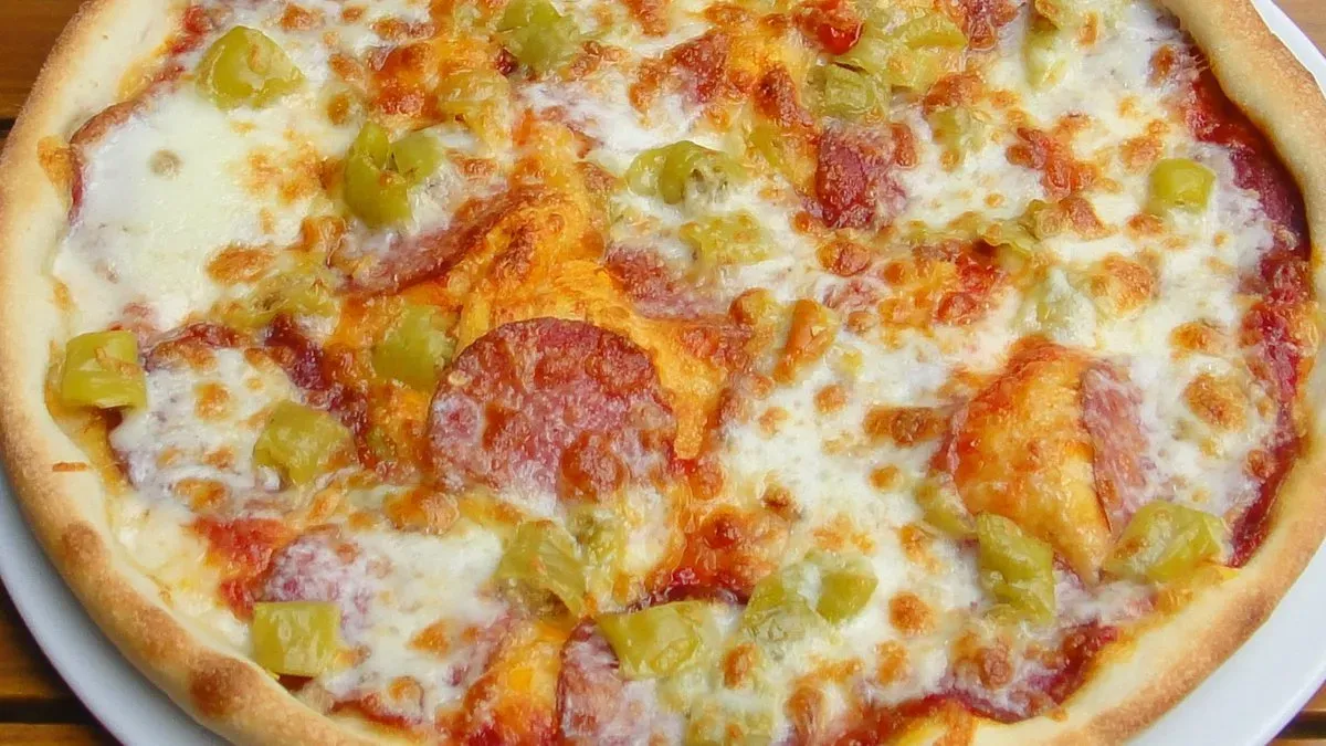 Szalámis pizza