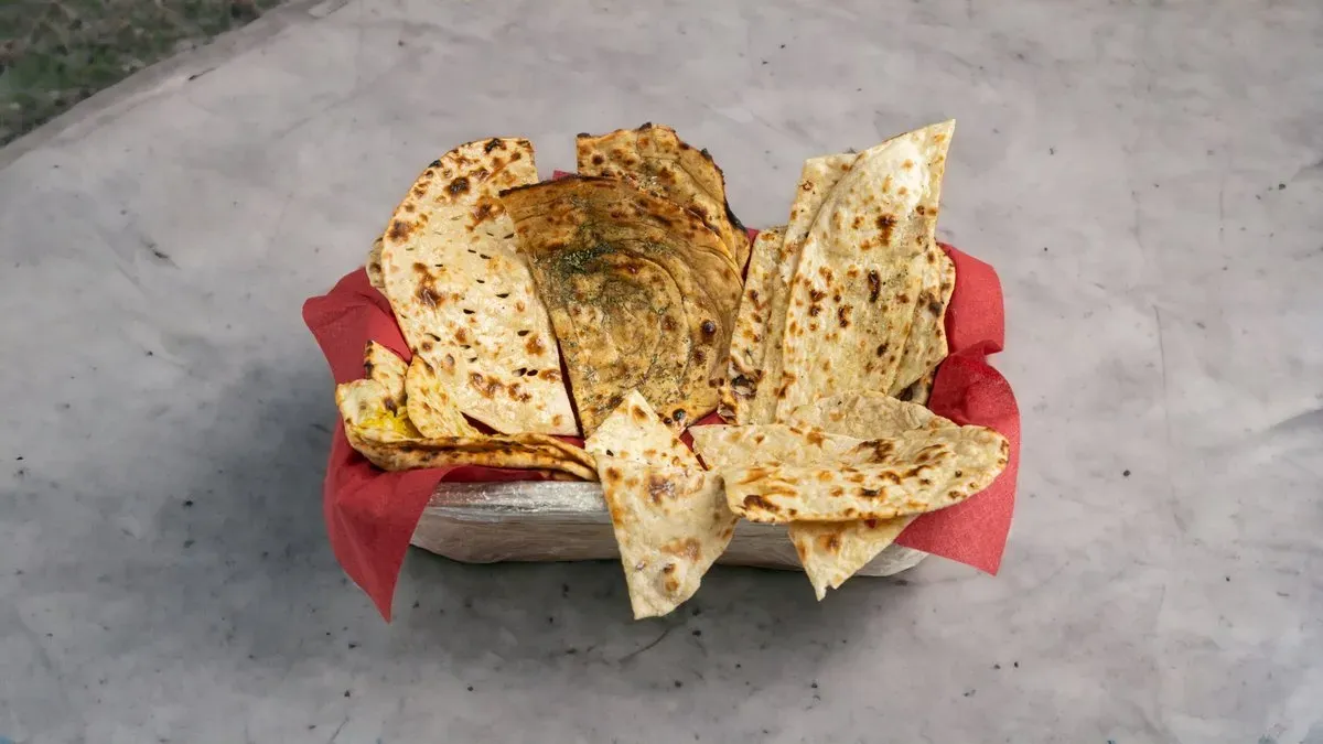 114. Crown’s Special Roti ki Tokri about 6 pieces