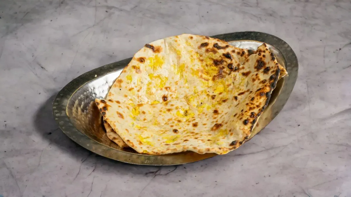 110. Paneer Naan(Indiai sajttal töltött kenyér)
