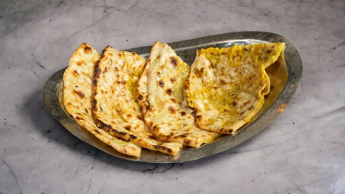 107. Aloo Kulcha(Fűszeres burgonyával töltött házi kenyér)