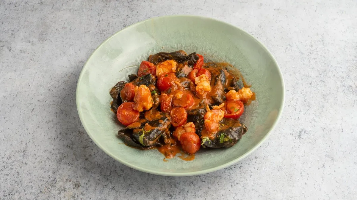 Raviolo Nero Salmone Salsa Crostacei e Gamberi