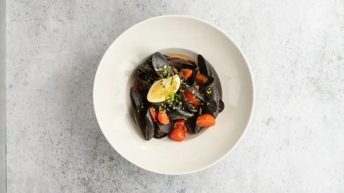 Zuppa di Pesce del Mediterraneo con Crostine di Pane all’ Aglio