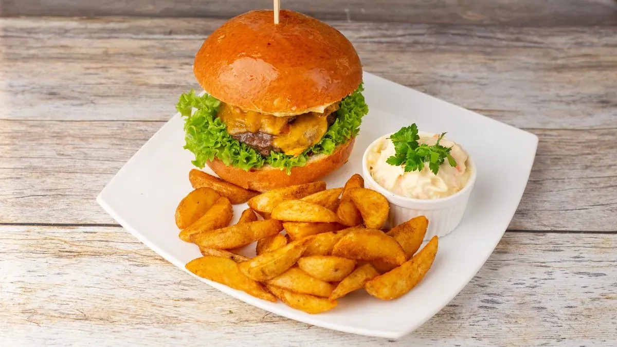 Vagon cheddar marhaburgere steak burgonyával, coleslaw-val