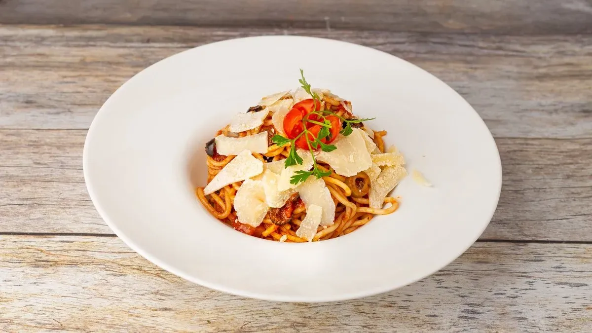 Tagliatelle Arrabbiata parmezánforgáccsal