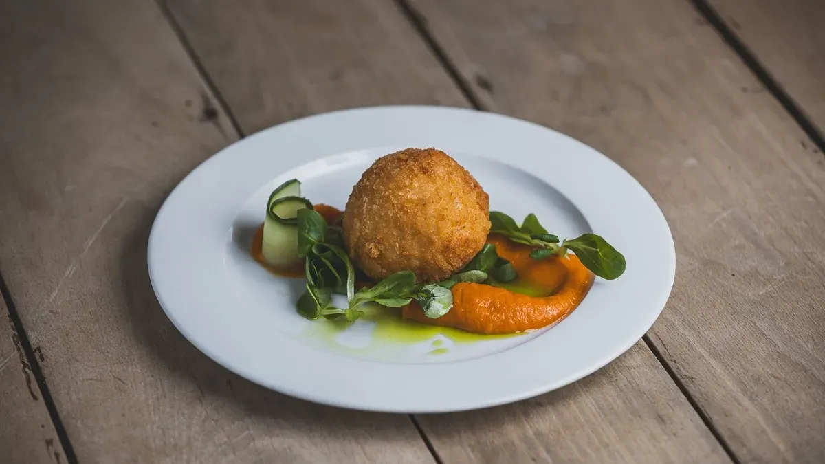 Kecskesajtos arancini sütőtökkrémmel és salátával