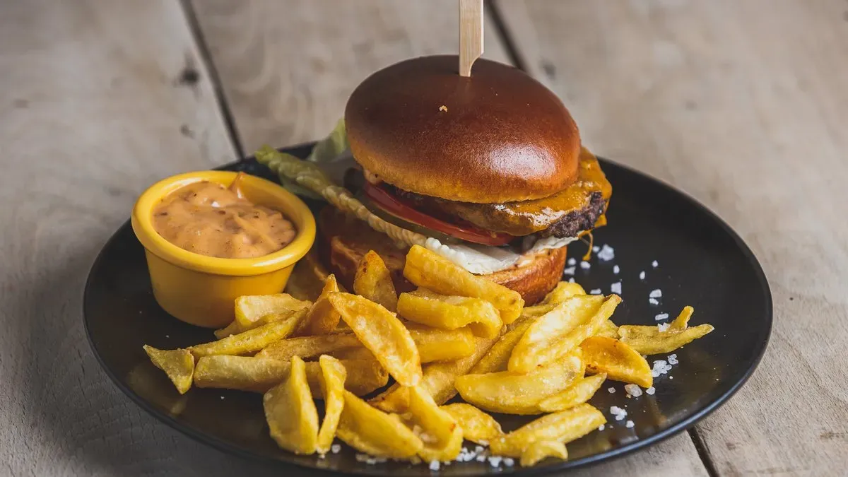 Csiga vega burger sült burgonyával