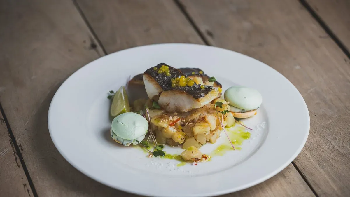 Kék gránátos halfilé citromos sajtos meringue-gel és aglio e olio burgonyával