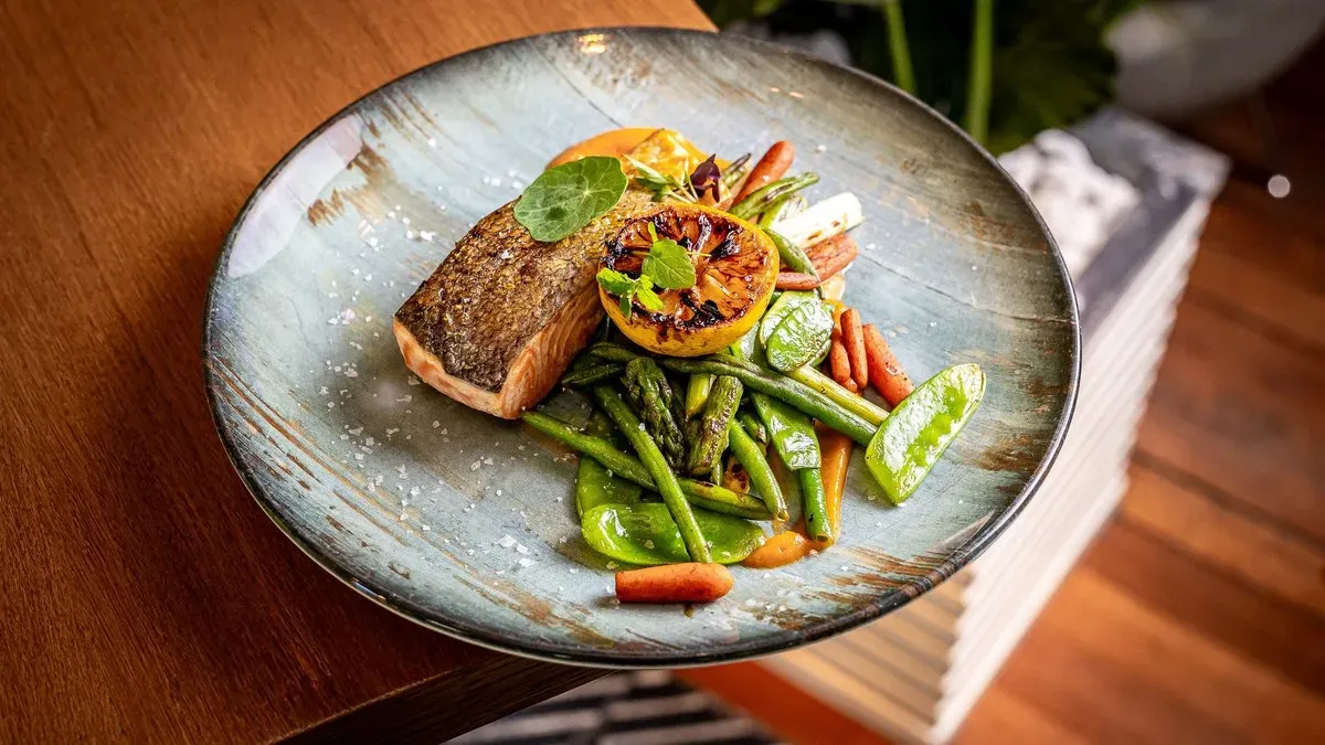 Lazac steak fűszeres édesburgonya krémmel , vajban pirított tavaszi zöldségekkel
