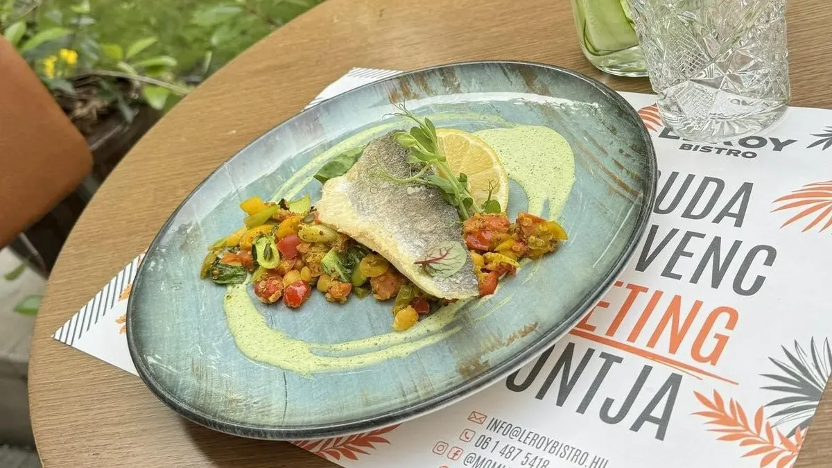 Branzino filé zöldséges currys quinoával és mentás , tahinis joghurttal