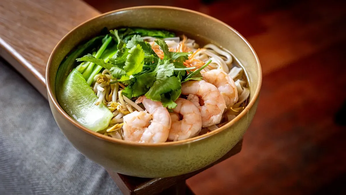 Pho leves garnélával