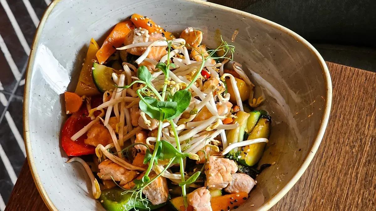 Wokban sült szezámos lazacfalatok, chilis mangós zöldségekkel