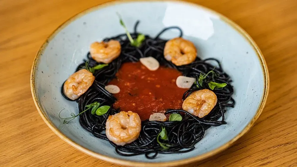 Fekete spagetti fűszeres paradicsommártással garnélarákkal