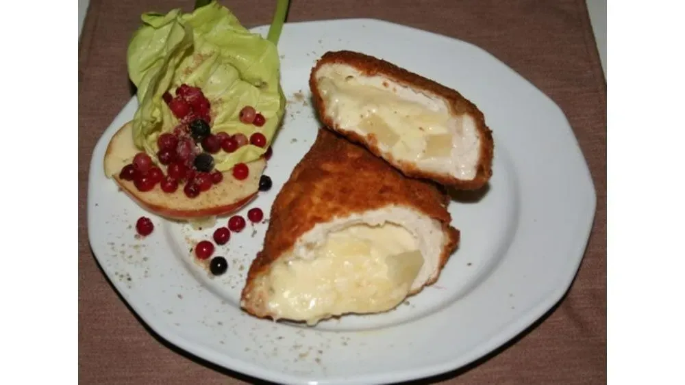 Sajttal, ananásszal töltött pulykamell