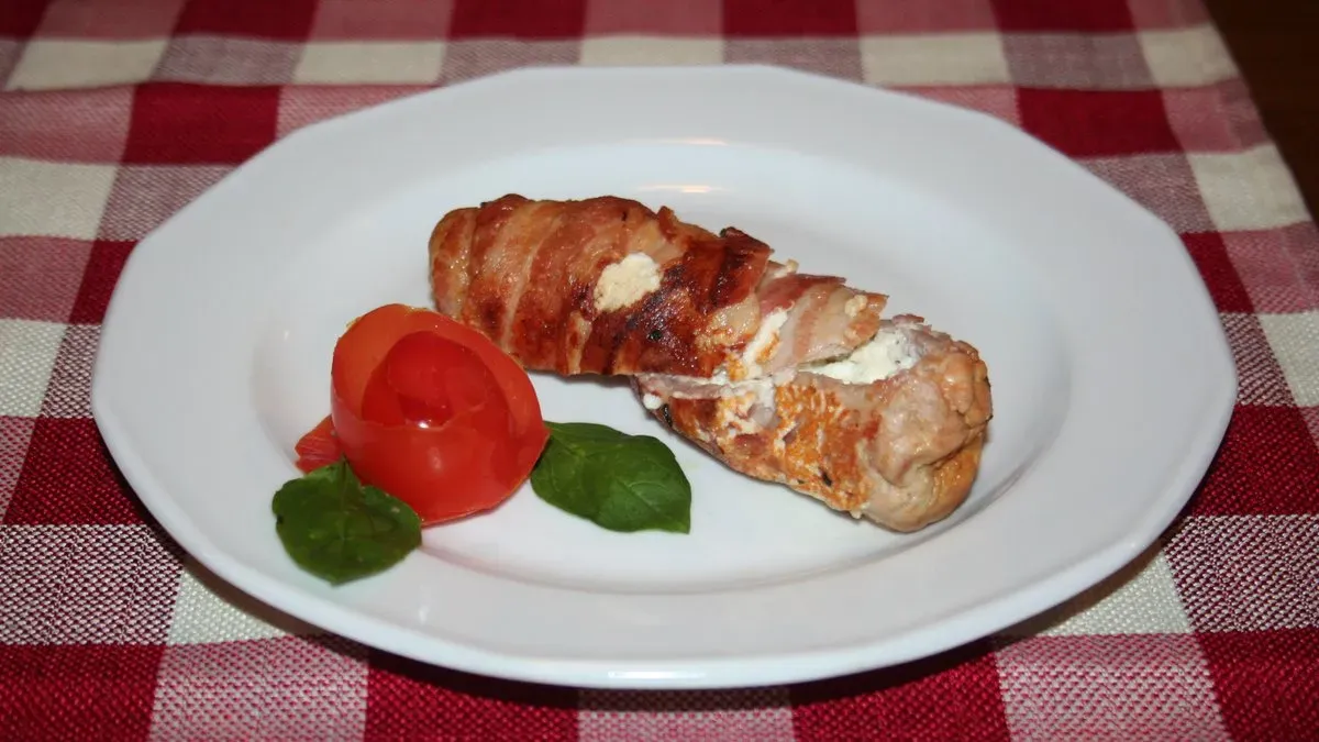 Baconbe tekert sertésborda juhtúróval töltve