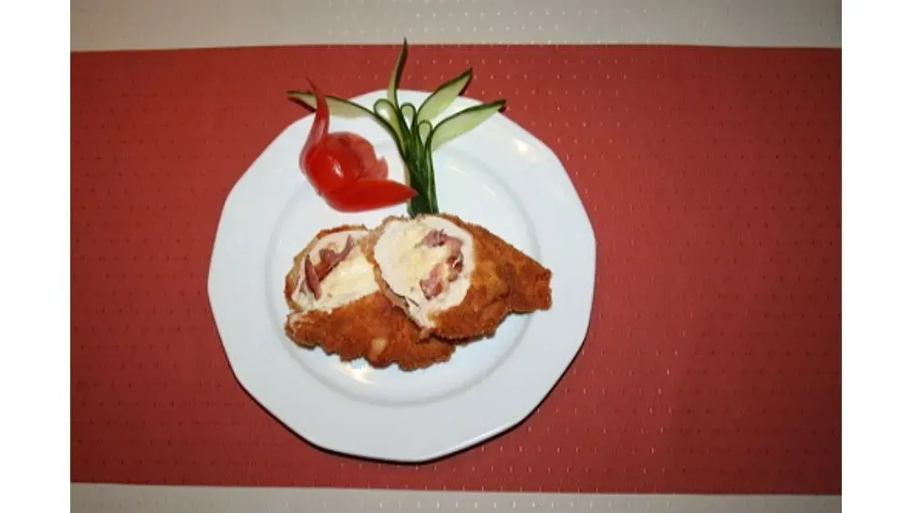Baconnel, füstölt sajttal töltött csirkemell