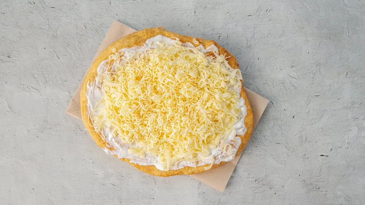 Füstölt sajtos-tejfölös lángos