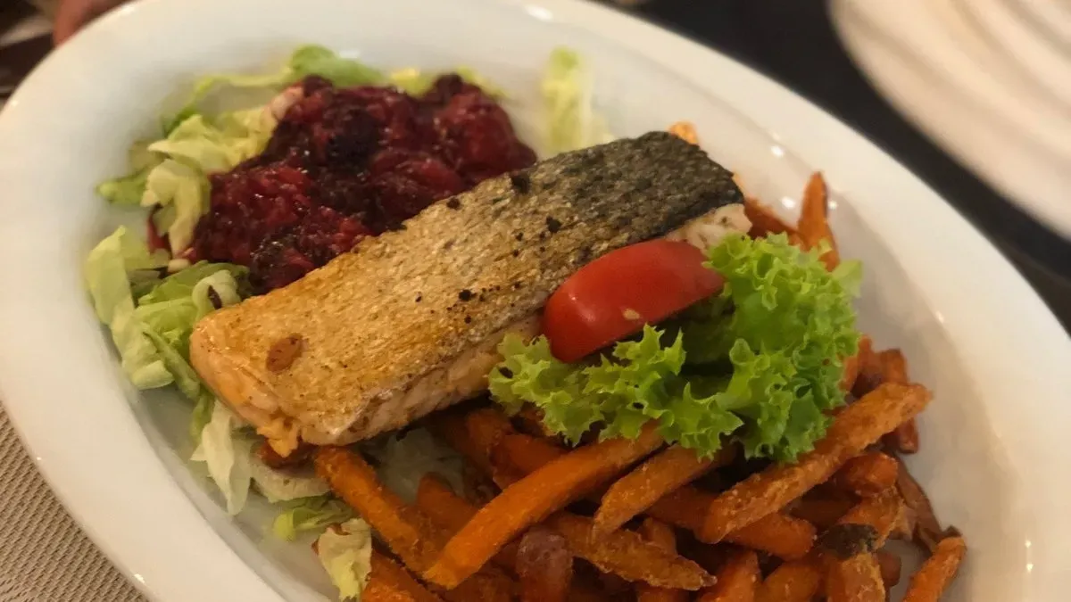 Lazac steak édesburgonyával és erdeigyümölcsös salátával
