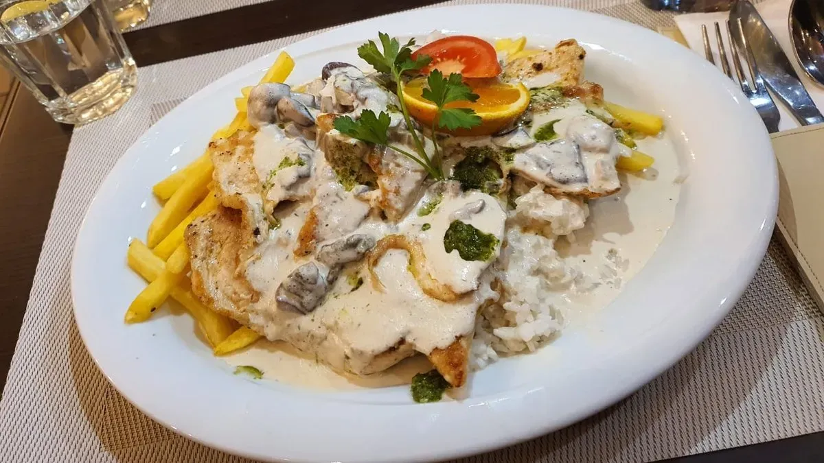 Tejszínes - vargányás - pesztós  csirkemell