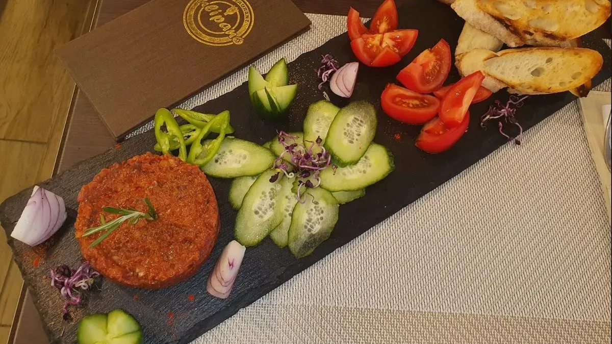 Tatár beefsteak friss zöldségekkel és pirítóssal