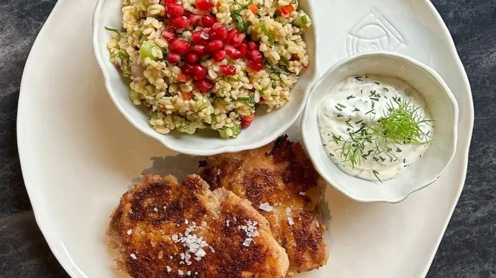 Vasalt csirkecomb filé, zöldséges-korianderes bulgur, kapros joghurt