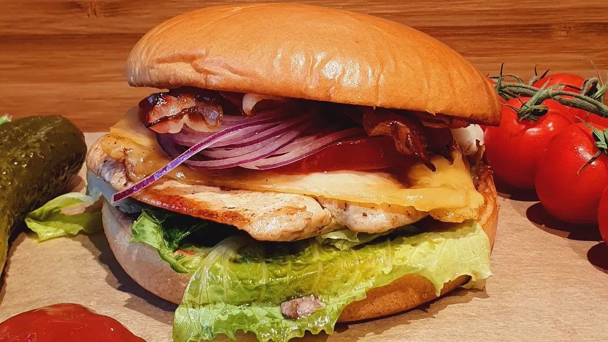 BACON CSIRKE BURGER