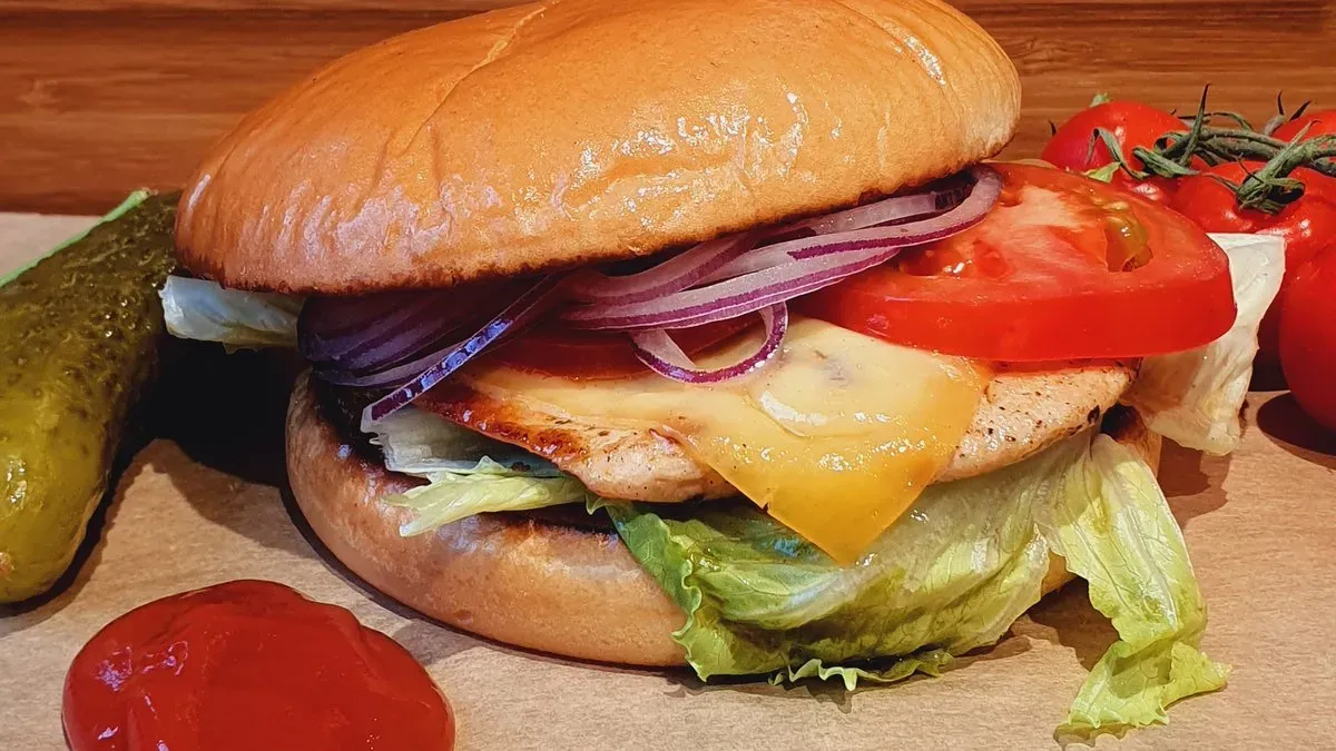 SPICY CSIRKE BURGER