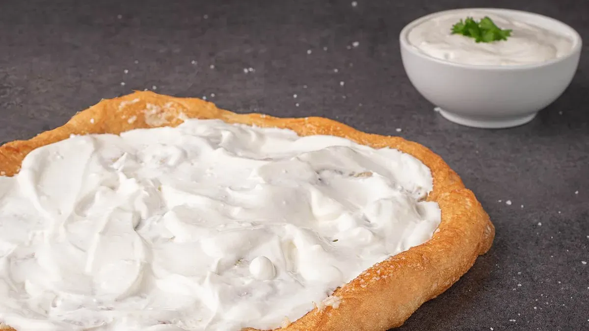 Tejfölös Lángos