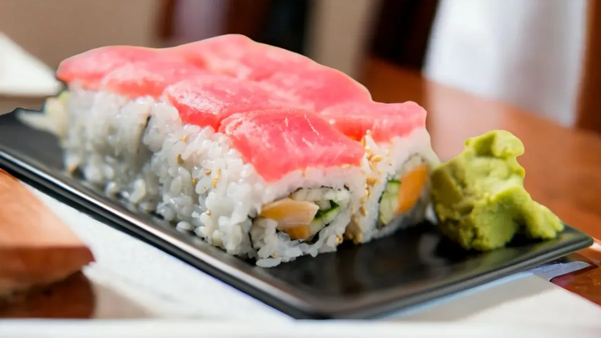 Tunalise tekercs (Tonhal, Avokádó, Krémes sajt, Surimi)